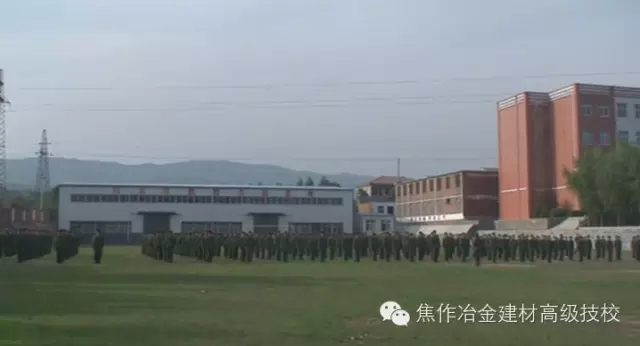 你們學(xué)校的教學(xué)環(huán)境怎么樣?學(xué)校周圍的環(huán)境怎么樣？