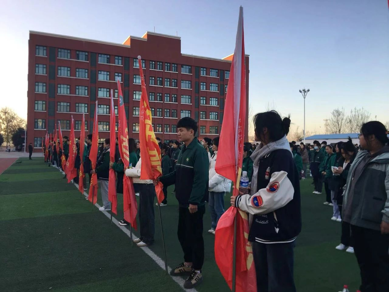 薪火永相傳 青春正激昂——焦作冶金建材高級技校開展徒步拉練活動